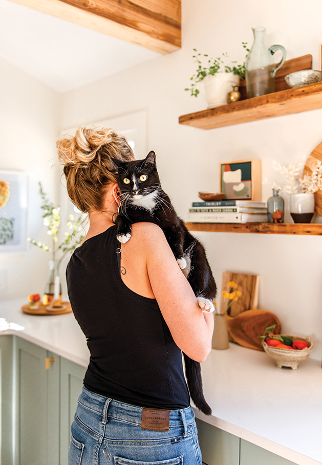 Amanda Paa with her cat